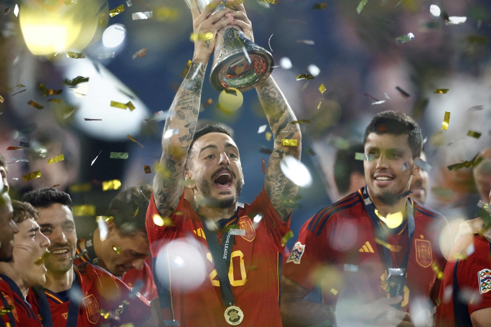 Spain's forward Joselu (C) holds the UEFA Nations League Cup  (Photo by KENZO TRIBOUILLARD / AFP)