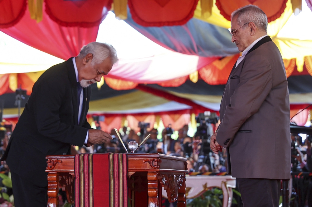 East Timor's President Jose Ramos Horta (right) witnesses the inauguration of the country's new Prime Minister Xanana Gusmao (left) at the presidential palace in Dili on July 1, 2023. (Photo by VALENTINO DARIELL DE SOUSA / AFP)
