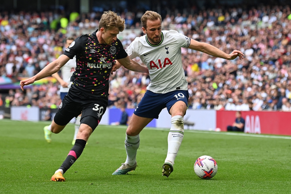 Brentford's Danish defender Mads Roerslev (L) vies with Tottenham Hotspur's English striker Harry Kane during the English Premier League football match between Tottenham Hotspur and Brentford at Tottenham Hotspur Stadium in London, on May 20, 2023. (Photo by Glyn KIRK / AFP)

