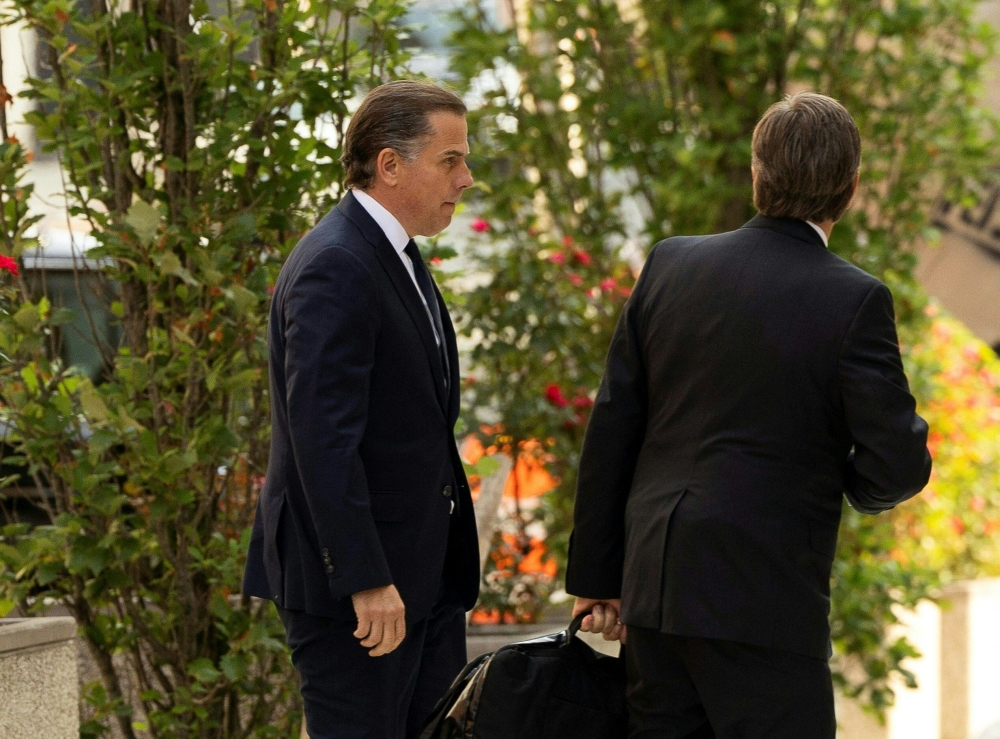 Hunter Biden L), son of US President Joe Biden, arrives at the J. Caleb Boggs Federal Building in Wilmington, Delaware, on July 26, 2023, to attend a change of plea hearing. Hunter Biden faces two misdemeanor charges for failure to pay taxes. (Photo by RYAN COLLERD / AFP) / ALTERNATIVE CROP

