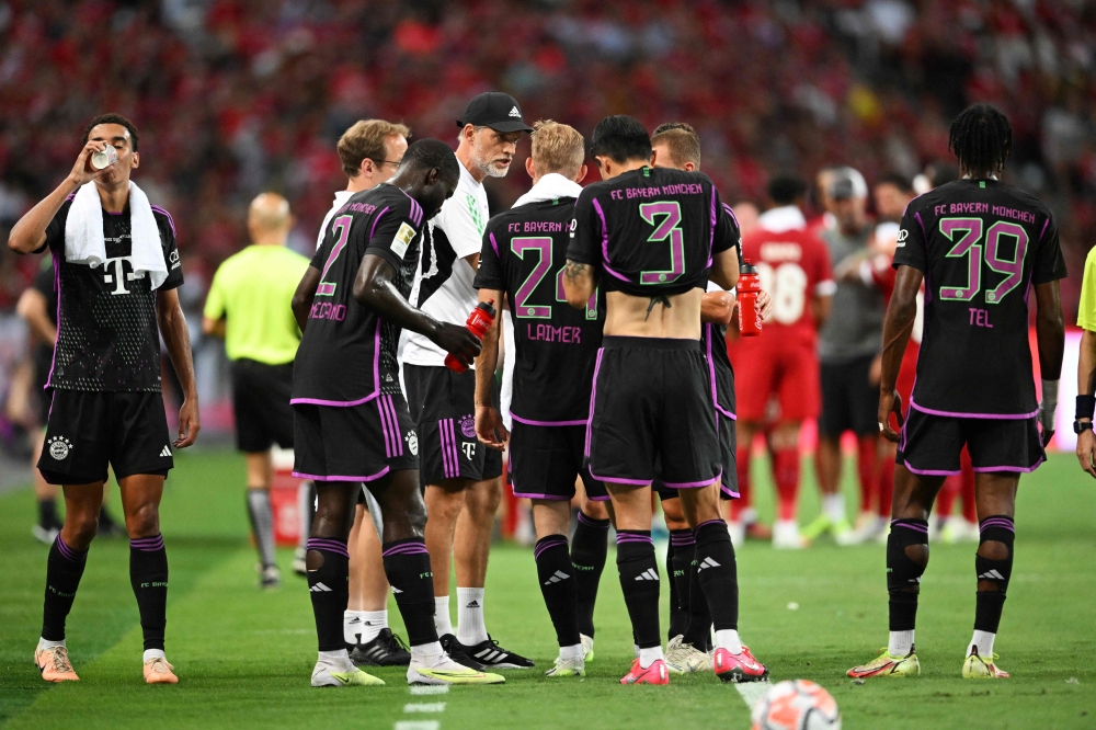 Bayern Munich's head coach Thomas Tuchel (C) speaks with his players during the Singapore Festival of Football pre-season friendly match against Liverpool in Singapore on August 2, 2023. (Photo by Mohd RASFAN / AFP)

