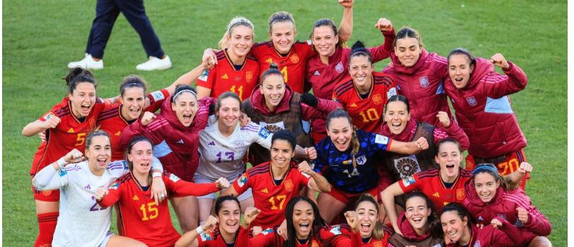 Spain players celebrate their victory after the end of the Australia and New Zealand 2023 Women's World Cup quarter-final football match between Spain and the Netherlands at Wellington Stadium on August 11, 2023. (Photo by Grant Down / AFP)