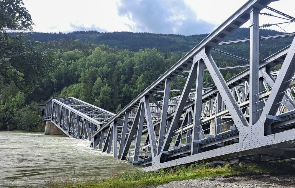 A photo taken on August 14, 2023 shows the railway bridge over the Gudbrandsdalslagen river in Ringebu, Norway after the bridge collapsed. Photo by Lars SKJEGGESTAD KLEVEN / NTB / AFP