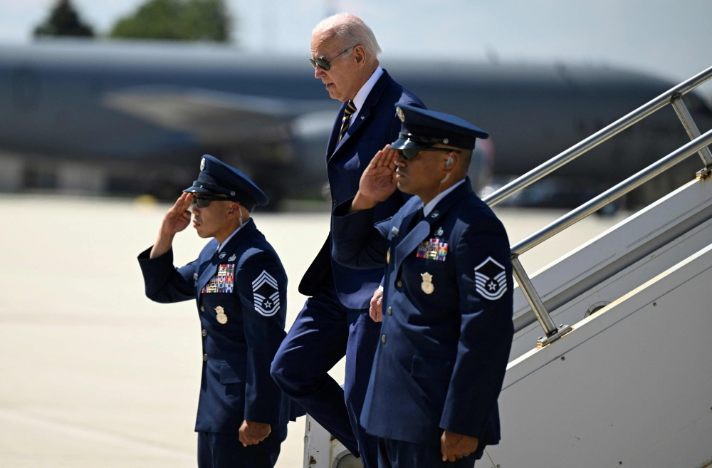 US President Joe Biden arrives at Milwaukee International Airport Air National Guard Base in Milwaukee, Wisconsin, August 15, 2023. President Biden is in Milwaukee to tour and speak about Bidenomics at Ingeteam Inc., which specializes electric power conversion. (Photo by ANDREW CABALLERO-REYNOLDS / AFP)
