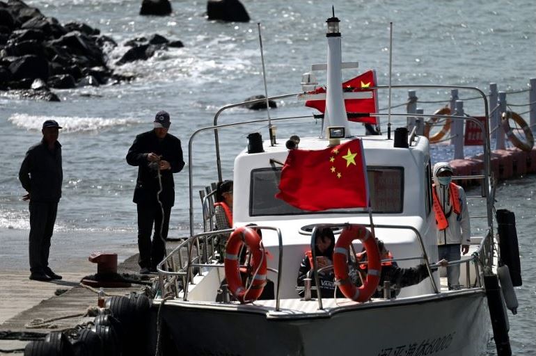 File photo. Tourists prepare to go on a boat cruise along the coast of Pingtan island, opposite Taiwan, in China's southeast Fujian province on April 9, 2023. 