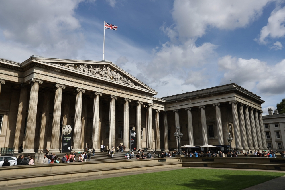 File photo: Visitors gather outside the The British Museum in central London on August 24, 2018. (Photo by Daniel Leal / AFP)