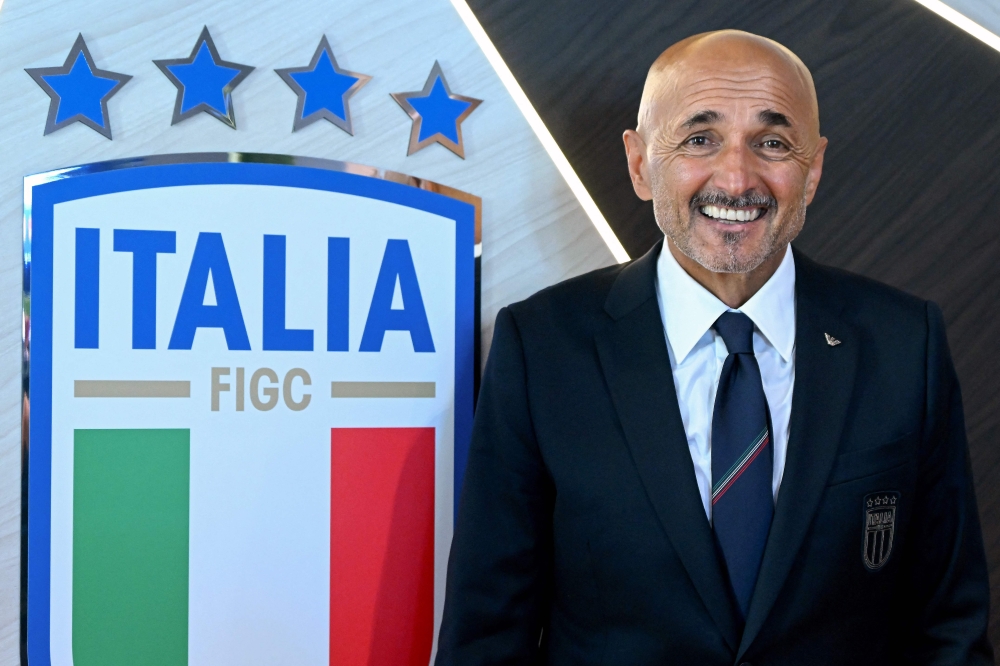 Newly appointed Italy's national football team head coach Italian Luciano Spalletti poses after a press conference at Coverciano training ground in Florence on September 02, 2023. (Photo by Filippo MONTEFORTE / AFP)