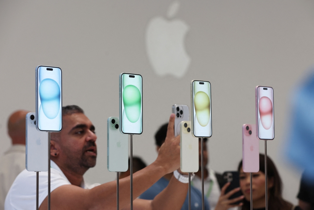 Attendees look at the brand new Apple iPhone 15 during an Apple event on September 12, 2023 in Cupertino, California. (Photo by Justin Sullivan/Getty Images/AFP)

