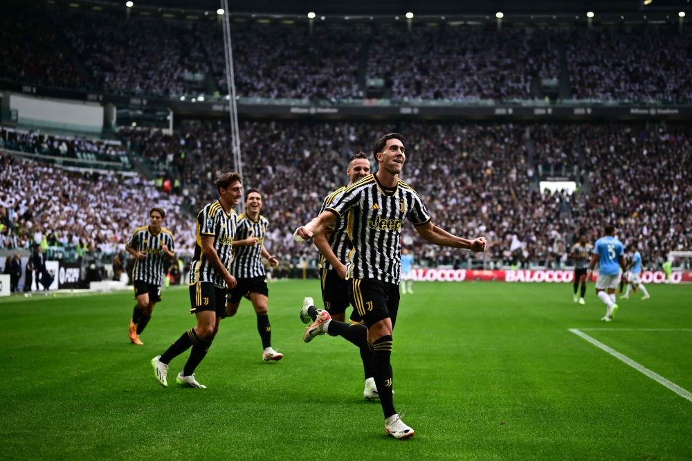 Juventus' Serbian forward #09 Dusan Vlahovic (C) celebrates after scoring his team's third goal during the Italian Serie A football match between Juventus and Lazio at the “Allianz Stadium” in Turin, on September 16, 2023. (Photo by MARCO BERTORELLO / AFP)
