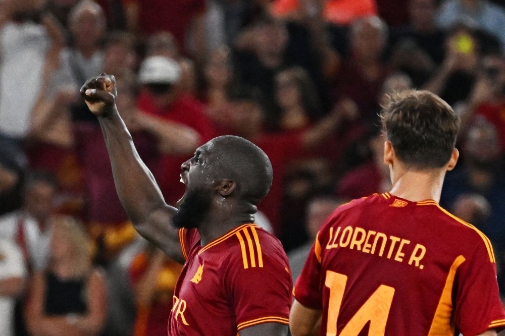 Roma's Belgian forward #90 Romelu Lukaku (L) celebrates after scoring his team's sixth goal during the Italian Serie A football match between AS Roma and Empoli at the Olympic stadium in Rome on September 17, 2023. (Photo by Andreas SOLARO / AFP)
