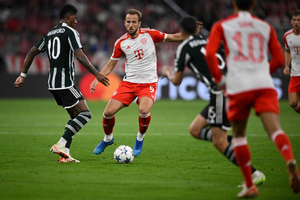 Manchester United's English striker #10 Marcus Rashford (L) and Bayern Munich's English forward #09 Harry Kane vie for the ball during the UEFA Champions League Group A football match FC Bayern Munich v Manchester United in Munich, southern Germany on September 20, 2023. (Photo by Tobias SCHWARZ / AFP)
