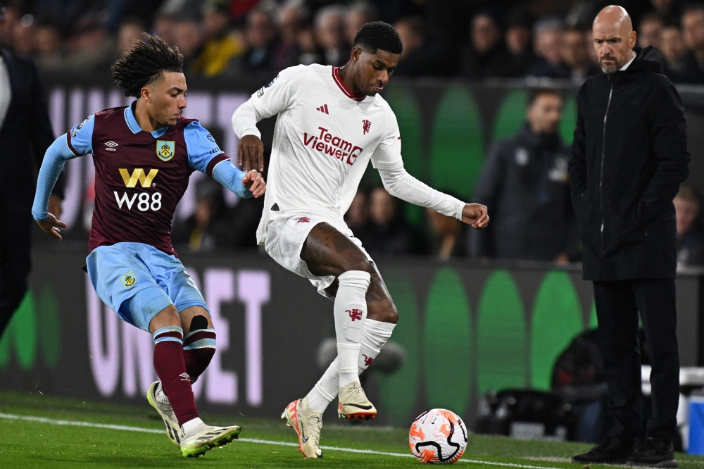 ManUnited's Dutch manager Erik ten Hag (R) looks on as Burnley's US striker #30 Luca Koleosho (L) and Manchester United's English striker #10 Marcus Rashford (C) vie for the ball on September 23, 2023. (Photo by Paul ELLIS / AFP) 