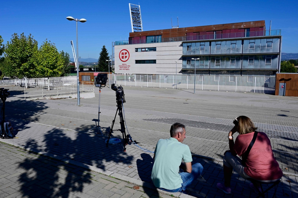 Journalists wait outside the Spanish football federation headquarters where a judge on September 28, 2023 has ordered a police search at the headquarters of the Spanish refereeing committee, in Las Rozas de Madrid. (Photo by JAVIER SORIANO / AFP)
