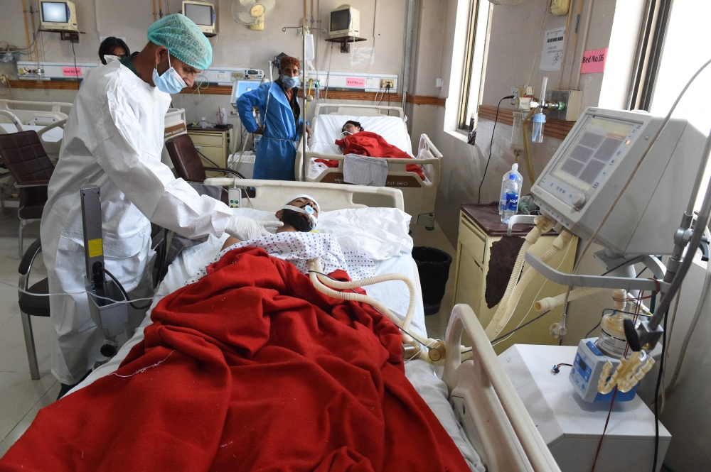 A paramedic checks on a blast victim at a hospital in Quetta on September 30, 2023, a day after a suicide bomber targeted a procession marking the birthday of Islam's Prophet Mohammed in Mastung district. More than 50 people were killed and dozens more wounded in Pakistan's Balochistan province on September 29 by a suicide bomber targeting a procession marking the birthday of Islam's Prophet Mohammed, officials said. (Photo by Banaras KHAN / AFP)
