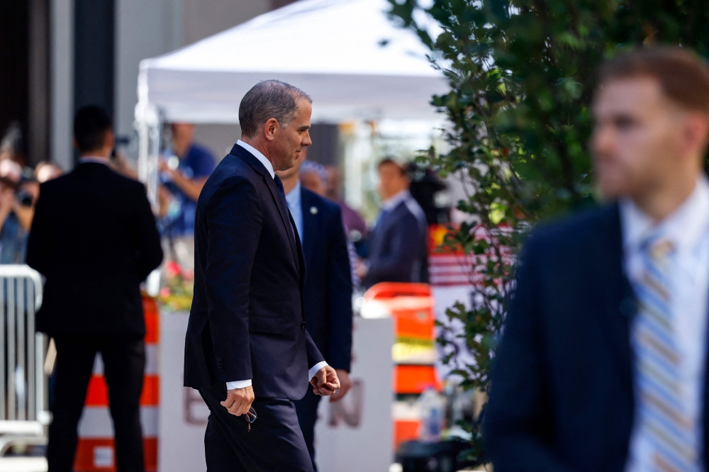 Hunter Biden (C), son of U.S. President Joe Biden, departs from the J. Caleb Boggs Federal Building on October 3, 2023 in Wilmington, Delaware. (Photo by Anna Moneymaker / GETTY IMAGES NORTH AMERICA / Getty Images via AFP)
