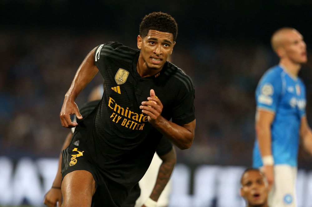 Real Madrid's English midfielder #5 Jude Bellingham celebrates scoring his team's second goal during the UEFA Champions League 1st round day 2 Group C football match Napoli vs Real Madrid at the Diego Armando Maradona stadium in Naples on October 3, 2023. (Photo by Carlo HERMANN / AFP)
