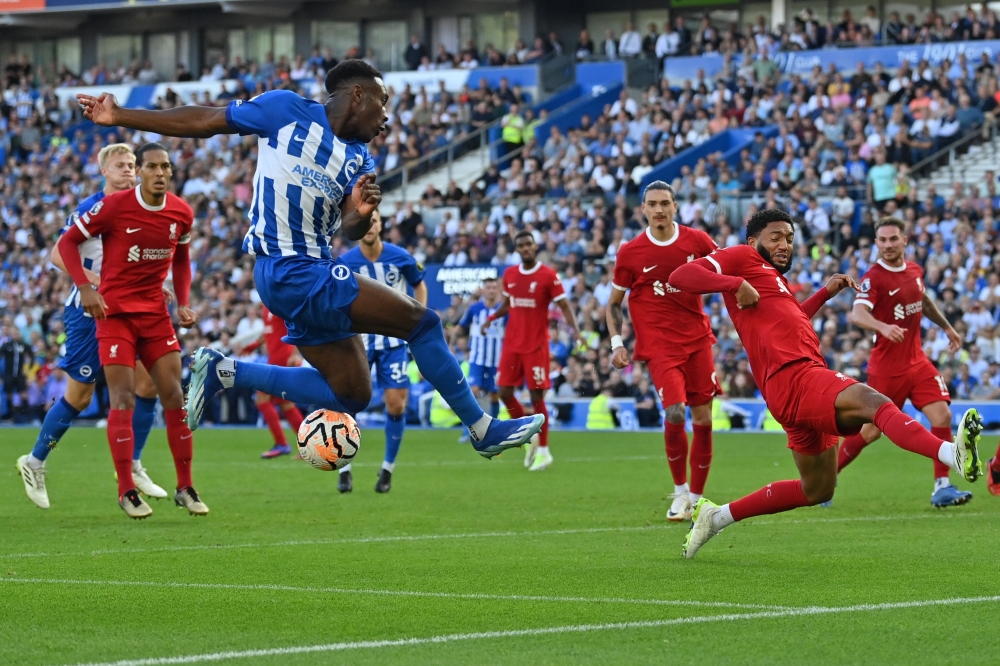 Brighton's English striker #18 Danny Welbeck (3L) fails to control the ball during the English Premier League football match between Brighton and Hove Albion and Liverpool at the American Express Community Stadium in Brighton, southern England on October 8, 2023. (Photo by Glyn KIRK / AFP) 