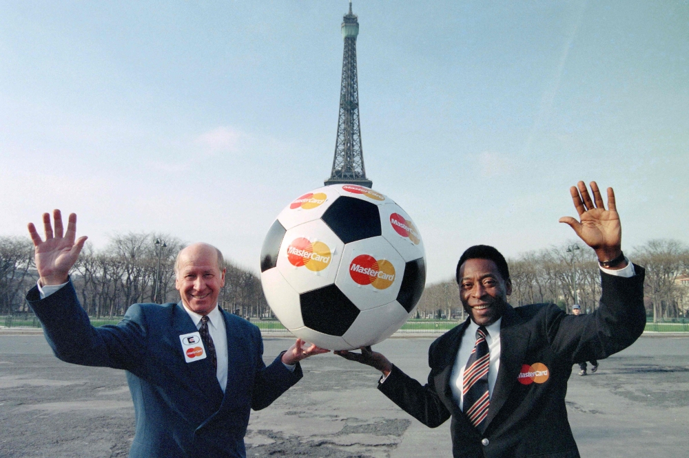 (FILES) Soccer legends, English Bobby Charlton (L) and Brazilian Sports Minister Pelé, pose on February 9, 1995 in front of the Eiffel tower. England World Cup winner and Manchester United great Bobby Charlton has died at the age of 86, it was announced on October 21, 2023. (Photo by Michel GANGNE / AFP)
