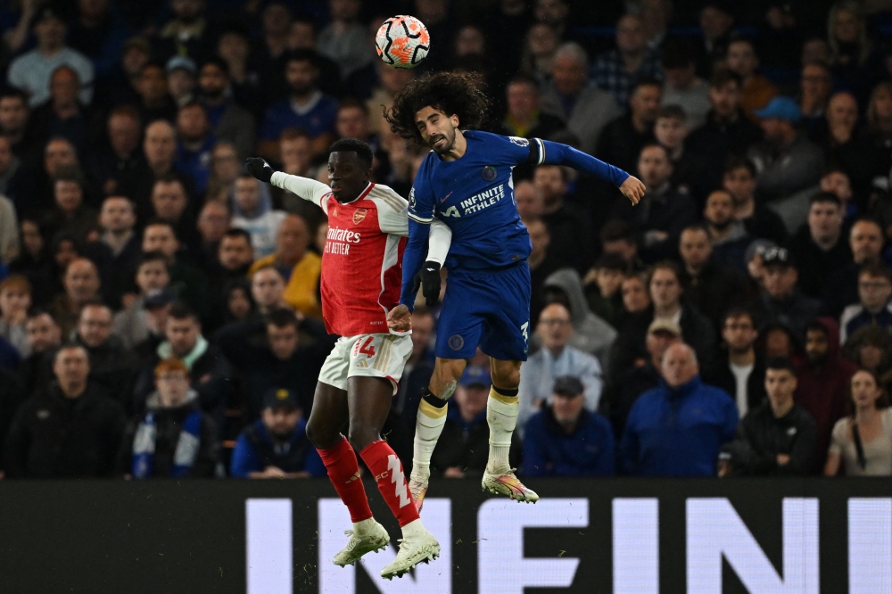 Arsenal's English striker #14 Eddie Nketiah (L) vies with Chelsea's Spanish defender #03 Marc Cucurella (R) during the English Premier League football match between Chelsea and Arsenal at Stamford Bridge in London on October 21, 2023. (Photo by JUSTIN TALLIS / AFP)