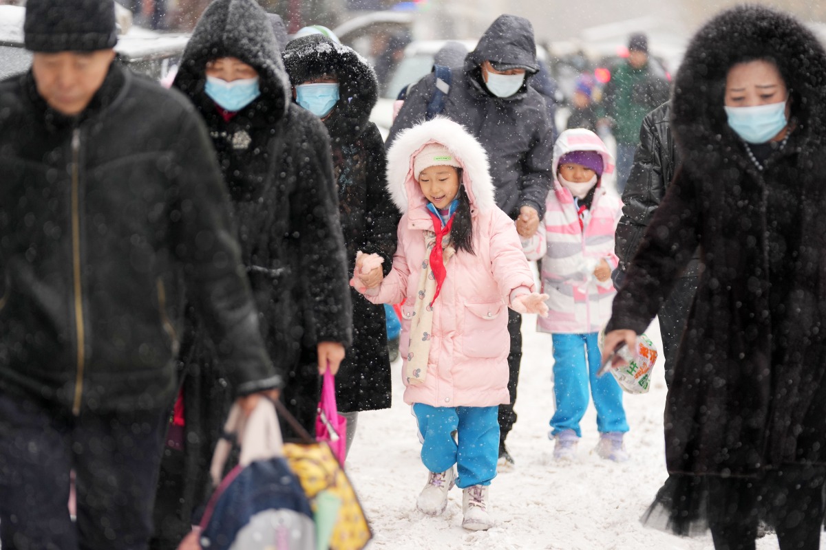 People pick up their children after school in snow in Harbin, northeast China's Heilongjiang Province, Nov. 8, 2023. Xinhua/Wang Jianwei