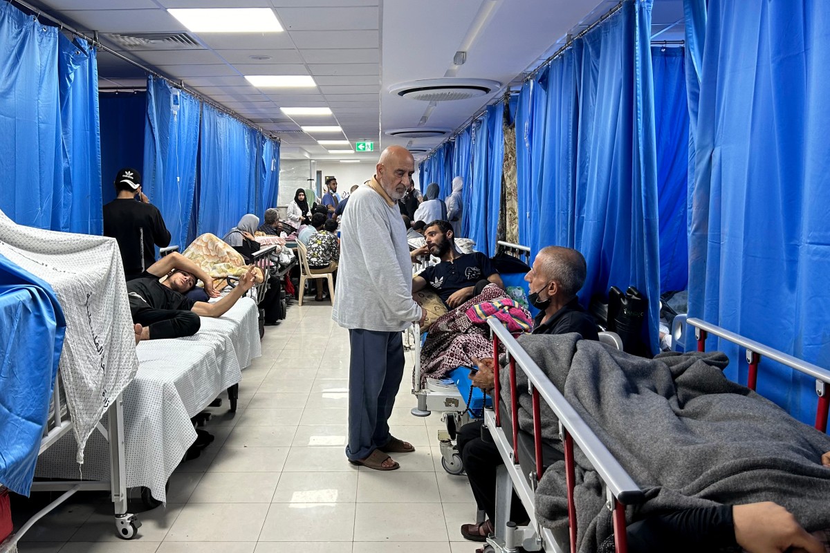 Patients and internally displaced people are pictured at Al-Shifa hospital in Gaza City on November 10, 2023. Photo by AFP