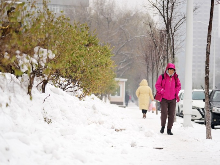 People walk in snow in Harbin, northeast China's Heilongjiang Province, Nov. 16, 2023. (Xinhua/Wang Jianwei)