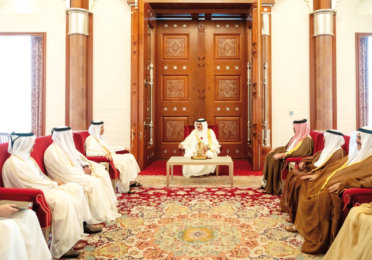 H M King Hamad bin Isa Al Khalifa of the Kingdom of Bahrain meeting Prime Minister and Minister of Foreign Affairs H E Sheikh Mohammed bin Abdulrahman bin Jassim Al Thani at Al Safriyah Palace yesterday. Their Excellencies, other officials from both countries were also present.