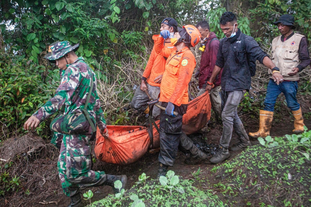 Rescuers evacuate one of the victims who died on Mount Marapi when it erupted on December 3, in Agam, West Sumatra province, on December 5, 2023. Photo by ADI PRIMA / AFP