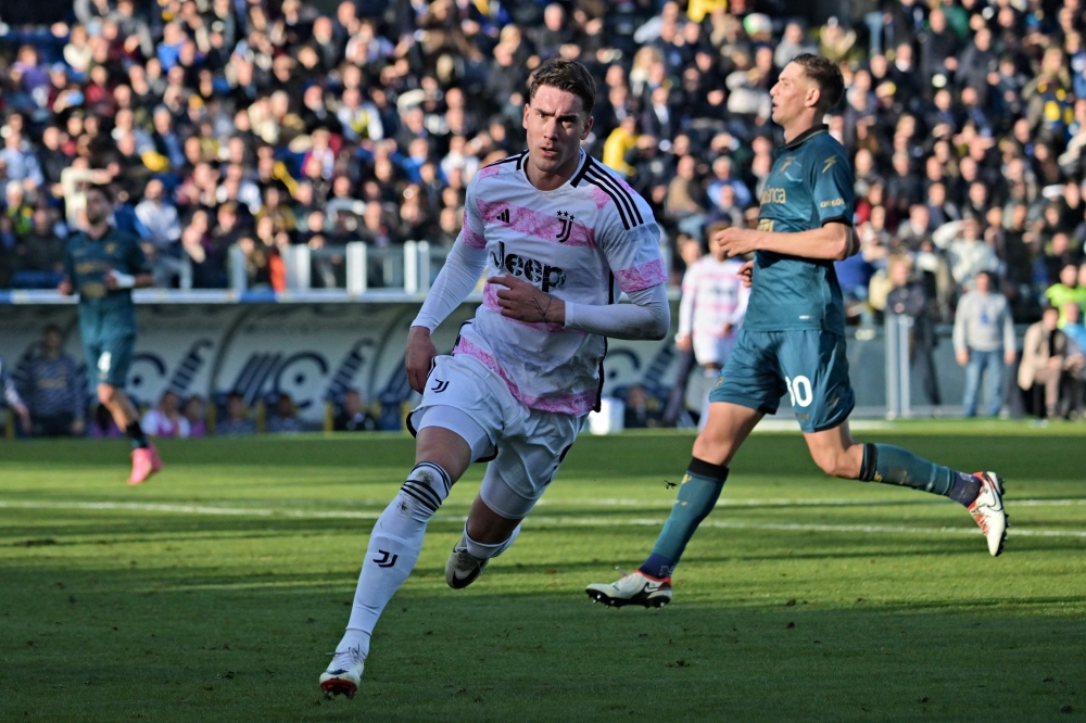 Juventus' Serbian forward #09 Dusan Vlahovic (C) after scoring a goal during the Italian Serie A football match between Frosinone and Juventus at the Benito Stirpe stadium in Frosinone on December 23, 2023. (Photo by Andreas SOLARO / AFP)
