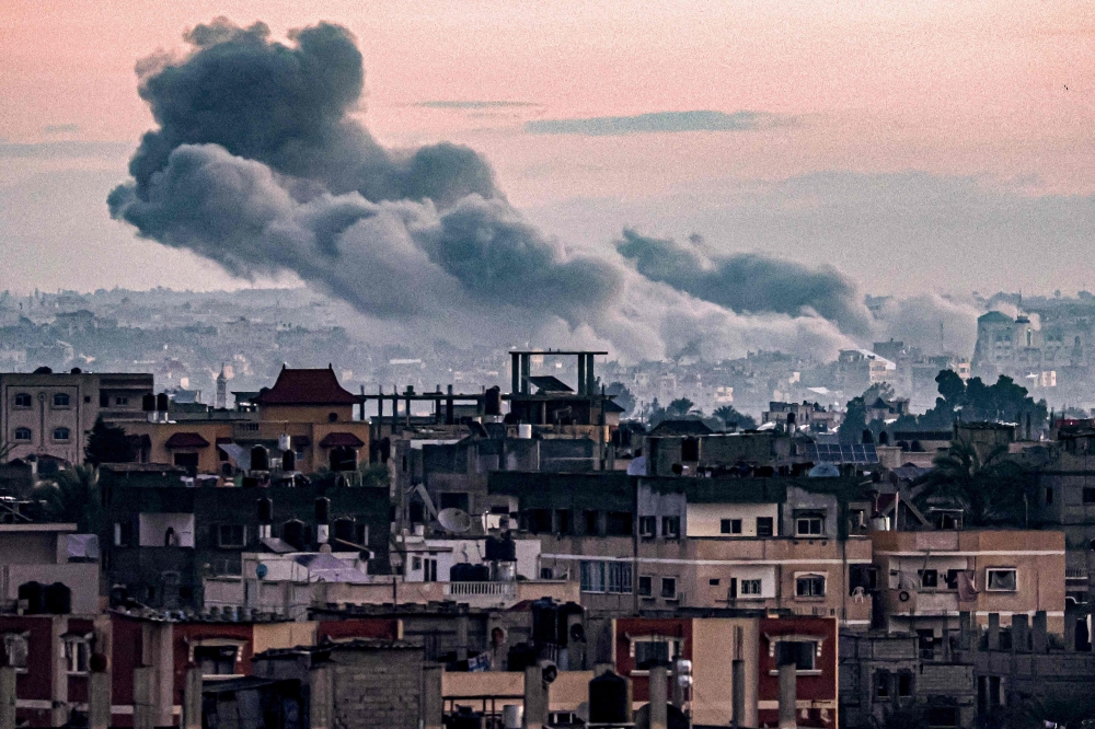 Smoke billows during Israeli bombardment on Khan Yunis from Rafah in the southern Gaza Strip early on January 3, 2024. (Photo by AFP)