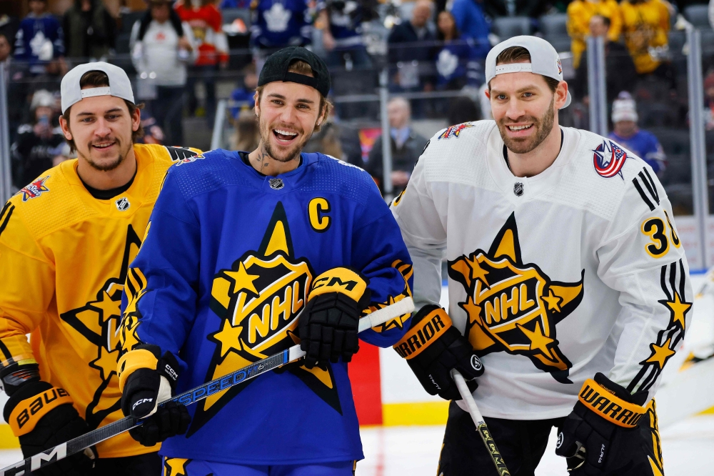 Travis Konecny #11 of the Philadelphia Flyers, Celebrity Captain Justin Bieber of Team Matthews and Boone Jenner #38 of the Columbus Blue Jackets poses for a photo prior to the 2024 Honda NHL All-Star Game on February 03, 2024 in Toronto, Ontario. (Photo by BRUCE BENNETT / GETTY IMAGES NORTH AMERICA / Getty Images via AFP)
