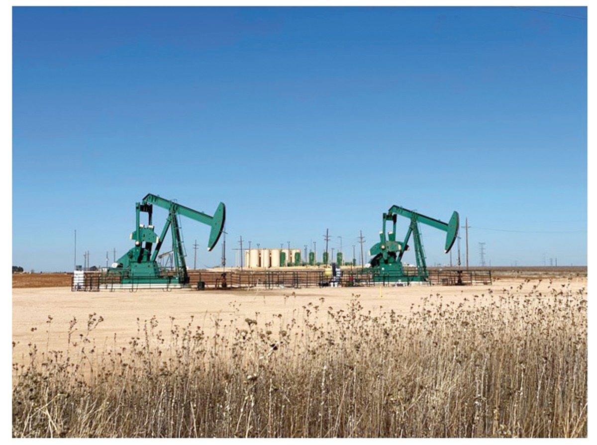 Blue coloured hull large liquefied natural gas (LNG) carrier with 4 LNG tanks sails along the sea.