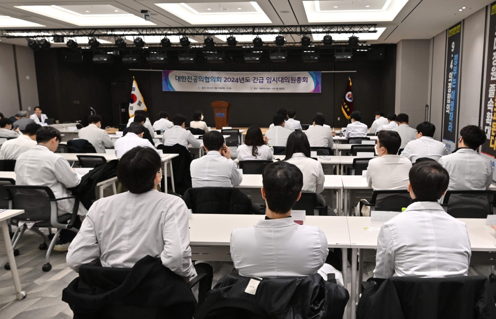 Trainee doctors attend an emergency meeting at the Korean Medical Association building on February 20, 2024. Photo by Jung Yeon-je / AFP