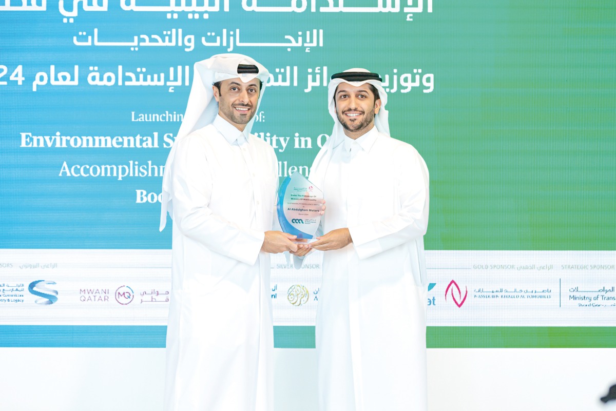 Minister of Municipality H E Abdullah bin Hamad bin Abdullah Al Attiyah presenting the award to Al Abdulghani Motors CEO, Abdulghani Nasser Al Abdulghani.
