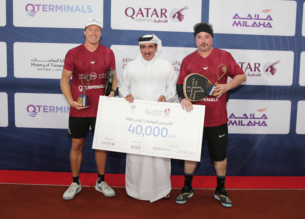 Minister of Transport H E Jassim Saif Ahmed Al Sulaiti with the Qatar Airways team at end of the tournament.
