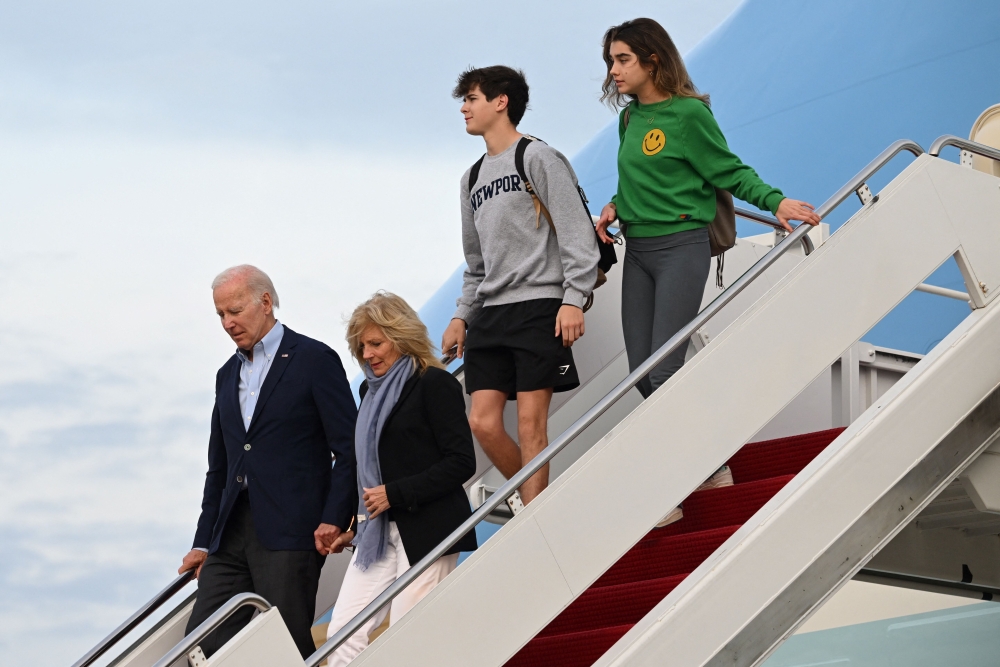 US President Joe Biden and First Lady Jill Biden disembark Air Force One with their grandchildren Natalie and Hunter at Joint Base Andrews in Maryland on January 2, 2023. (Photo by SAUL LOEB / AFP)

