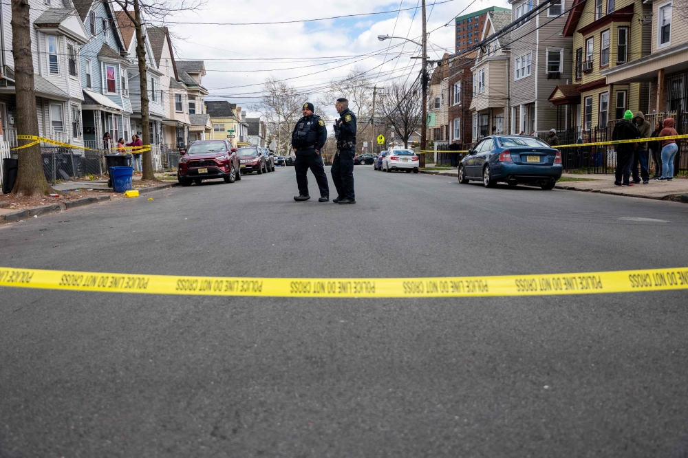 Residents and police gather outside of homes that were structurally damaged and had to be evacuated after New York City and parts of New Jersey experienced a 4.8 magnitude earthquake on April 05, 2024 in Newark, New Jersey. (Photo by SPENCER PLATT / GETTY IMAGES NORTH AMERICA / Getty Images via AFP)
