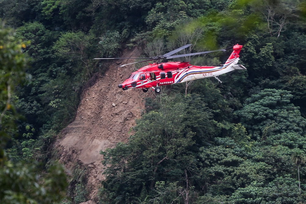 A National Airborne Service Corps UH-60 helicopter flies past a section of landslide caused by the April 3 earthquake in Taroko National Park in Hualien on April 6, 2024. Photo by I-Hwa CHENG / AFP.