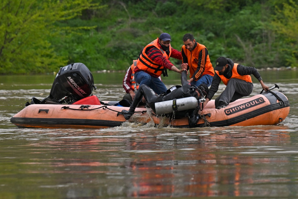 National Disaster Response Force (NDRF) conduct a rescue and search operation after a boat ferrying people across the Jhelum river capsized in Srinagar on April 16, 2024. (Photo by TAUSEEF MUSTAFA / AFP)