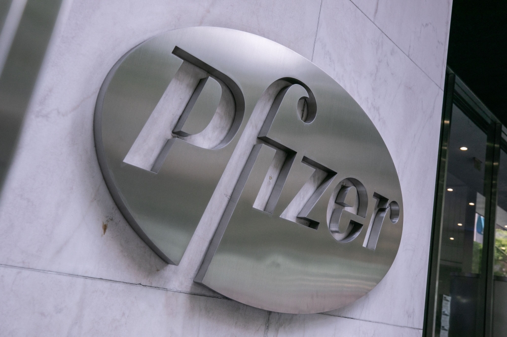 (FILES) The Pfizer Inc. logo on July 22, 2020 in New York City. Pfizer has received US approval for a gene therapy against a form of hemophilia, a rare and inherited blood clotting disorder, the company said on April 26, 2024. (Photo by Jeenah Moon / GETTY IMAGES NORTH AMERICA / AFP)

