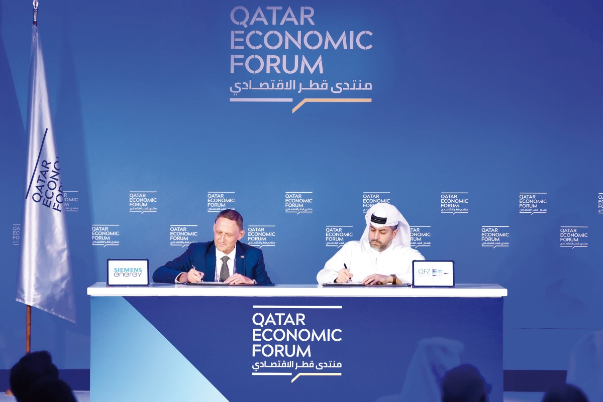 CEO of Qatar Free Zones Authority (QFZ), Sheikh Mohammed bin Hamad bin Faisal Al Thani, and Managing Director of Siemens Energy W.L.L. Qatar and Siemens Energy KPS Kuwait, Herbert Klausner, signing the agreement.