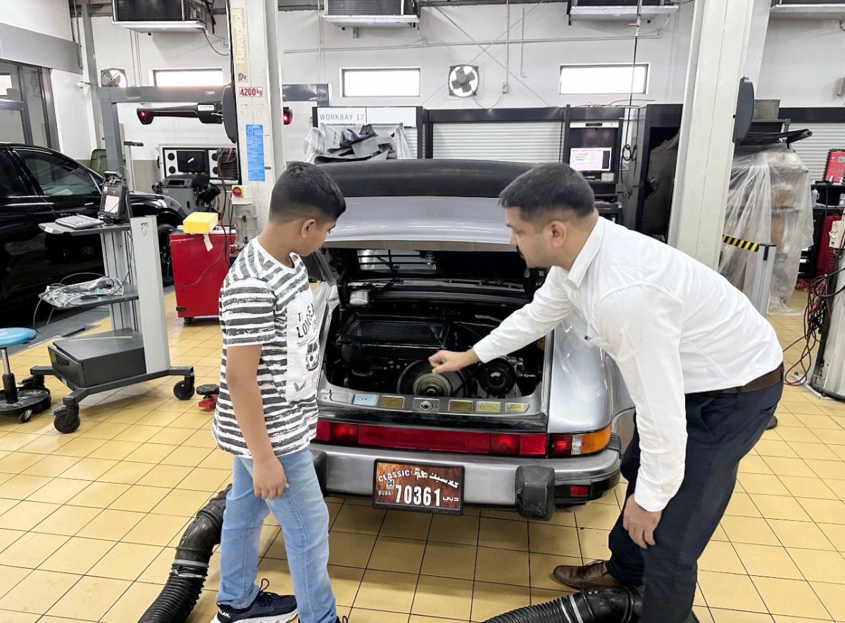 A child learns about a car during the initiative.