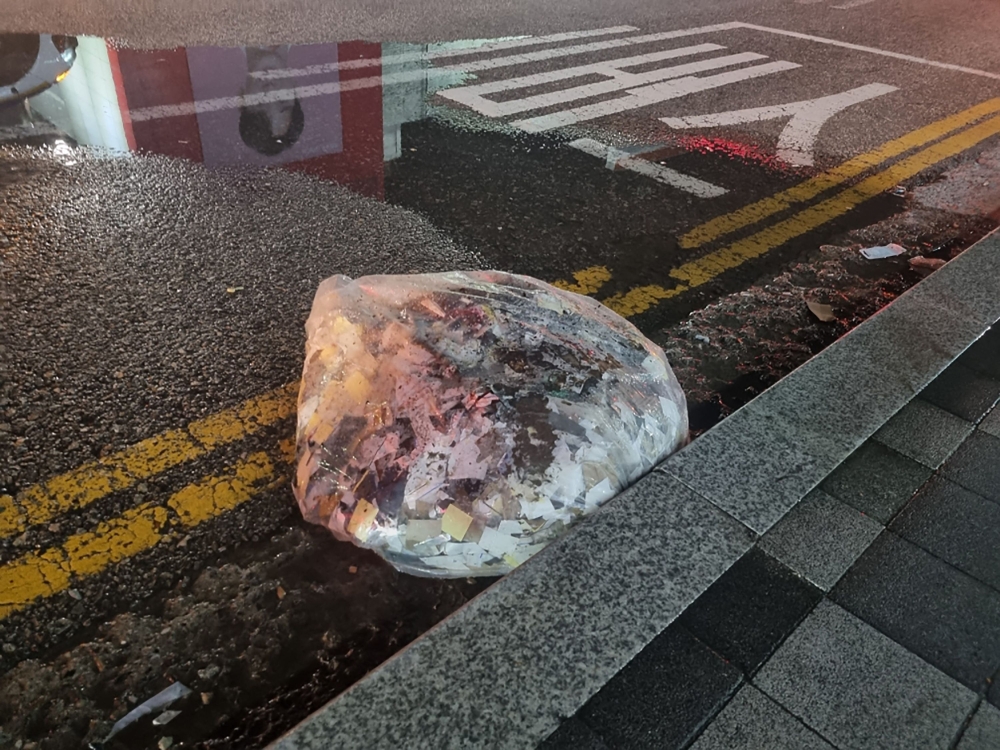 This handout photo taken by the South Korean Defence Ministry between the night of June 1 and 2, 2024 and released on June 2 shows unidentified objects believed to be North Korean trash from balloons that crossed the inter-Korea border, on a street in Seoul. (Photo by Handout / South Korean Defence Ministry / AFP)

