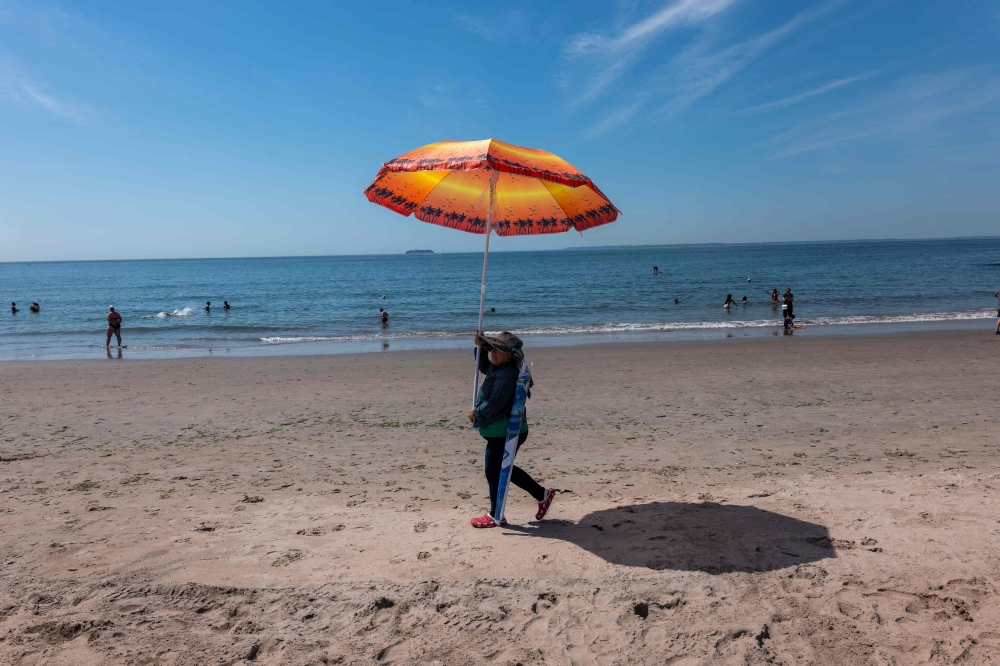 People try to cool off at Coney Island on a sweltering afternoon on the first day of summer on June 20, 2024 in New York City. (Photo by Spencer Platt/Getty Images via AFP)


