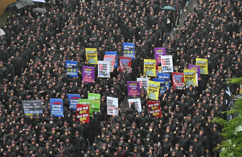 Members of the National Samsung Electronics Union stage a rally as they begin a three-day general strike outside the company's foundry and semiconductor factory in Hwaseong on July 8, 2024. (Photo by Jung Yeon-je / AFP)