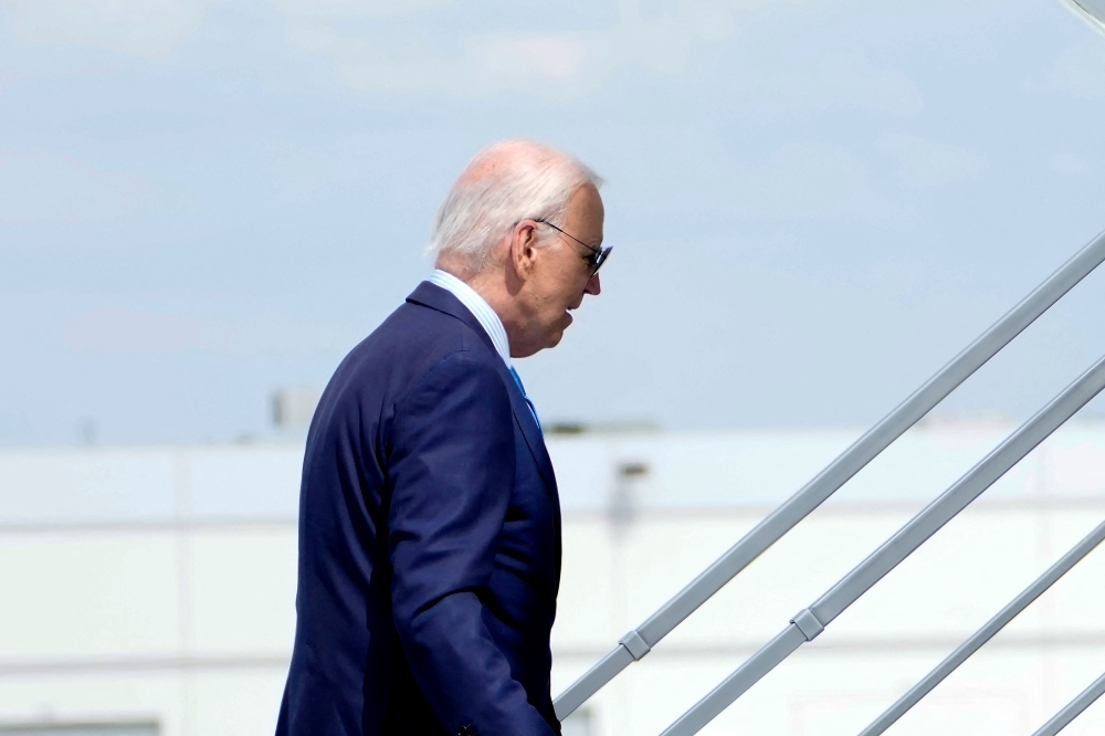 US President Joe Biden boards Air Force One as he departs Harry Reid International Airport in Las Vegas, Nevada, on July 17, 2024, en route to Delaware. (Photo by Kent Nishimura / AFP)
