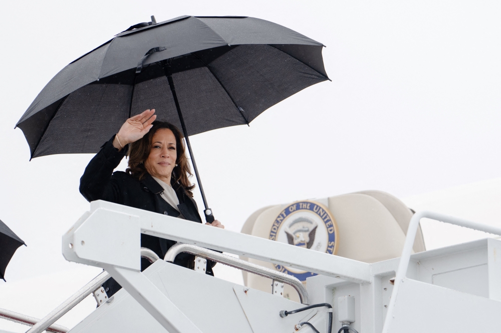 Vice President Kamala Harris waves as she boards Air Force Two at Joint Base Andrews in Maryland on July 22, 2024. (Photo by Erin Schaff / POOL / AFP)

