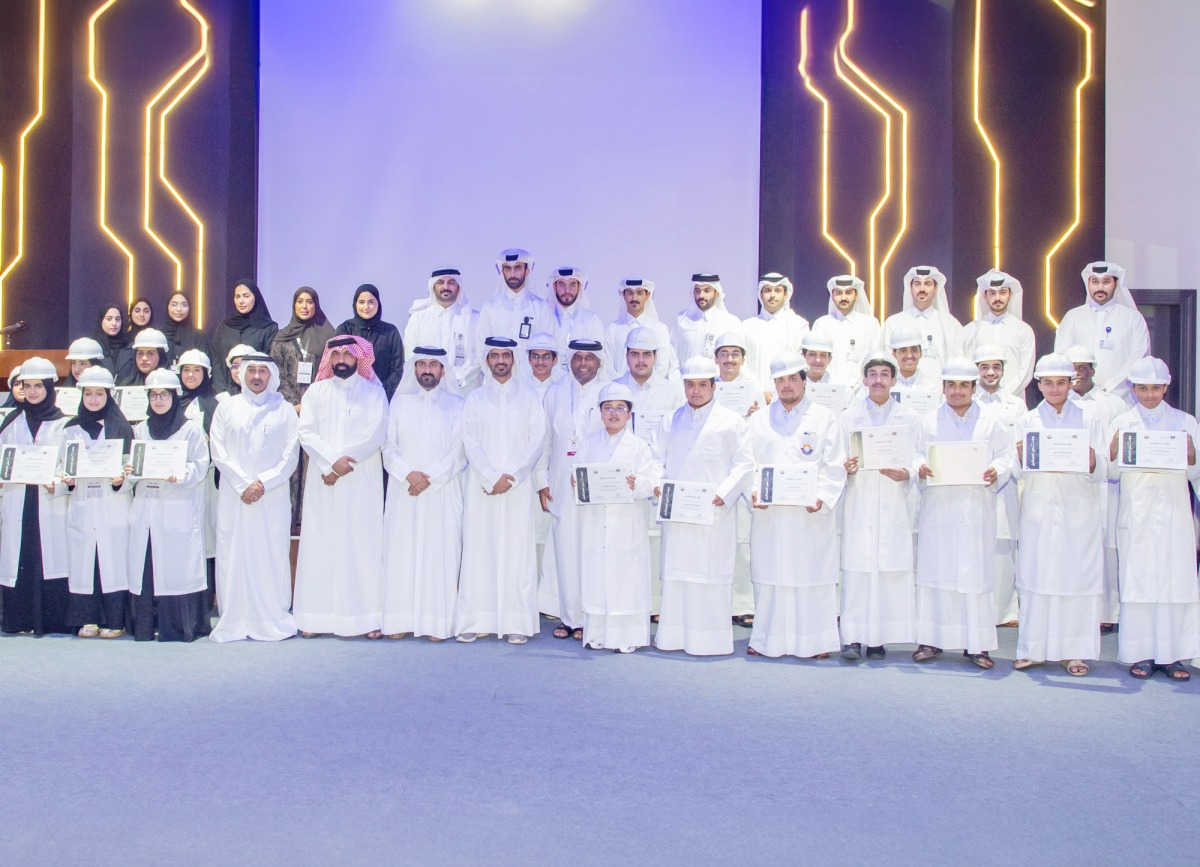 Participants and officials in a group photograph at the end of the programme.