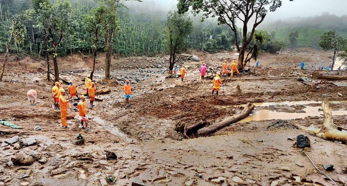In this handout photograph taken on August 2, 2024 and released by India's National Disaster Response Force (NDRF), relief personnel conduct a search and rescue operation after the landslides in Wayanad. Photo by National Disaster Response Force (NDRF) / AFP