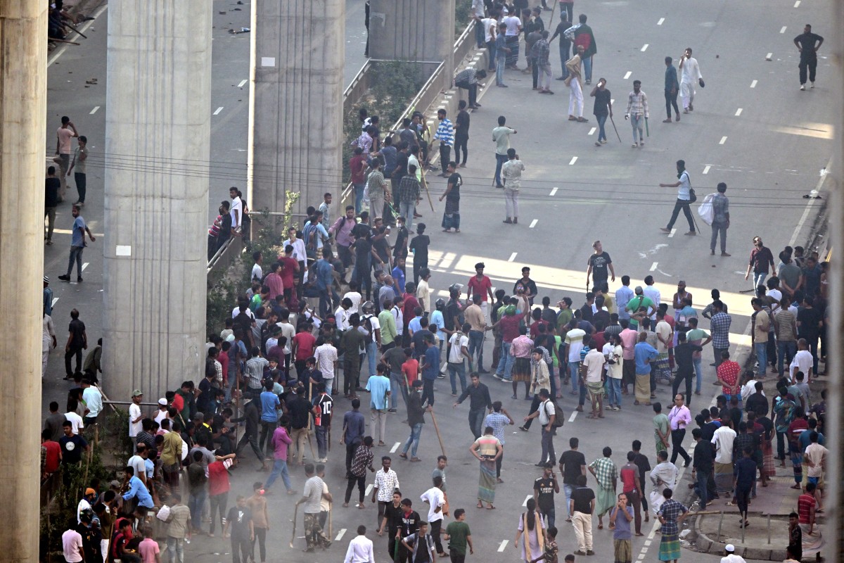 Protesters block the Shahbagh intersection during a protest in Dhaka on August 4, 2024. Photo by Munir UZ ZAMAN / AFP.